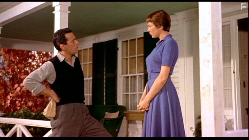 Shirley MacLaine and John Forsythe in Неприятности с Гарри (1955)