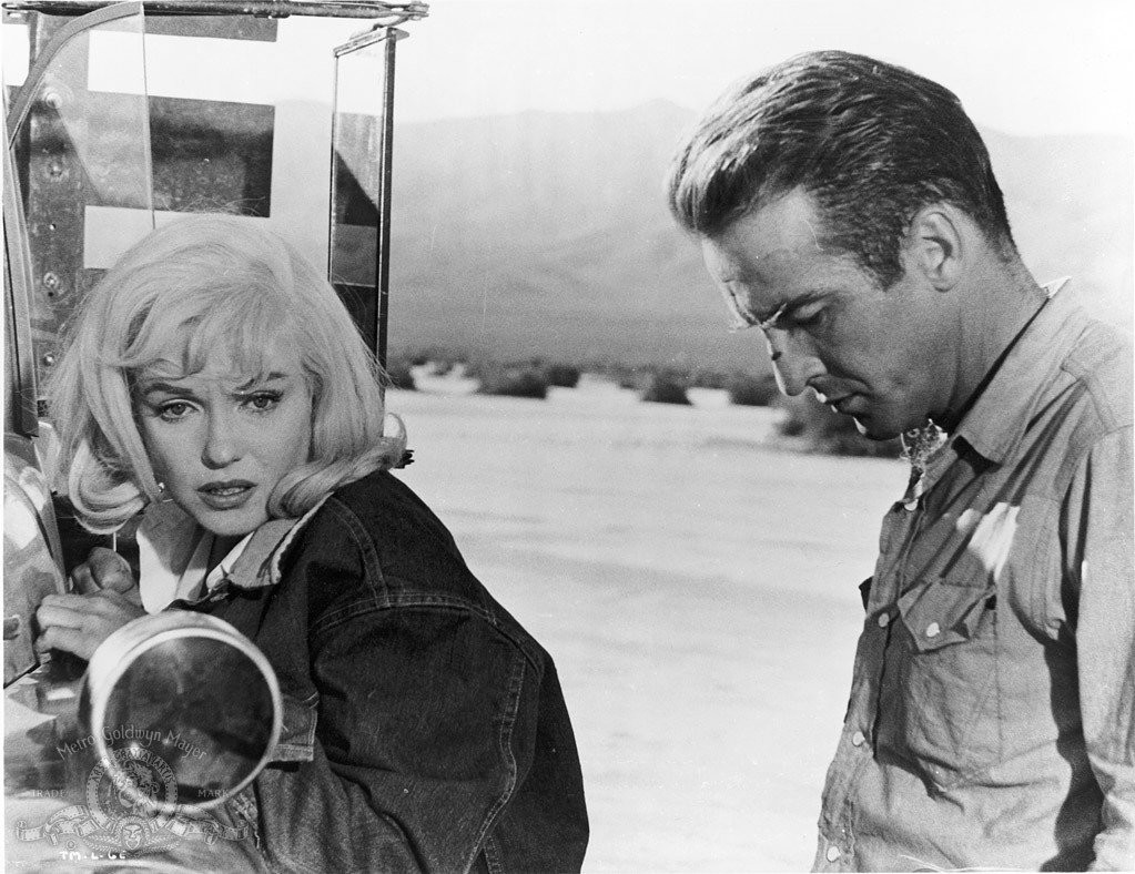 Marilyn Monroe and Montgomery Clift in Неприкаянные (1961)