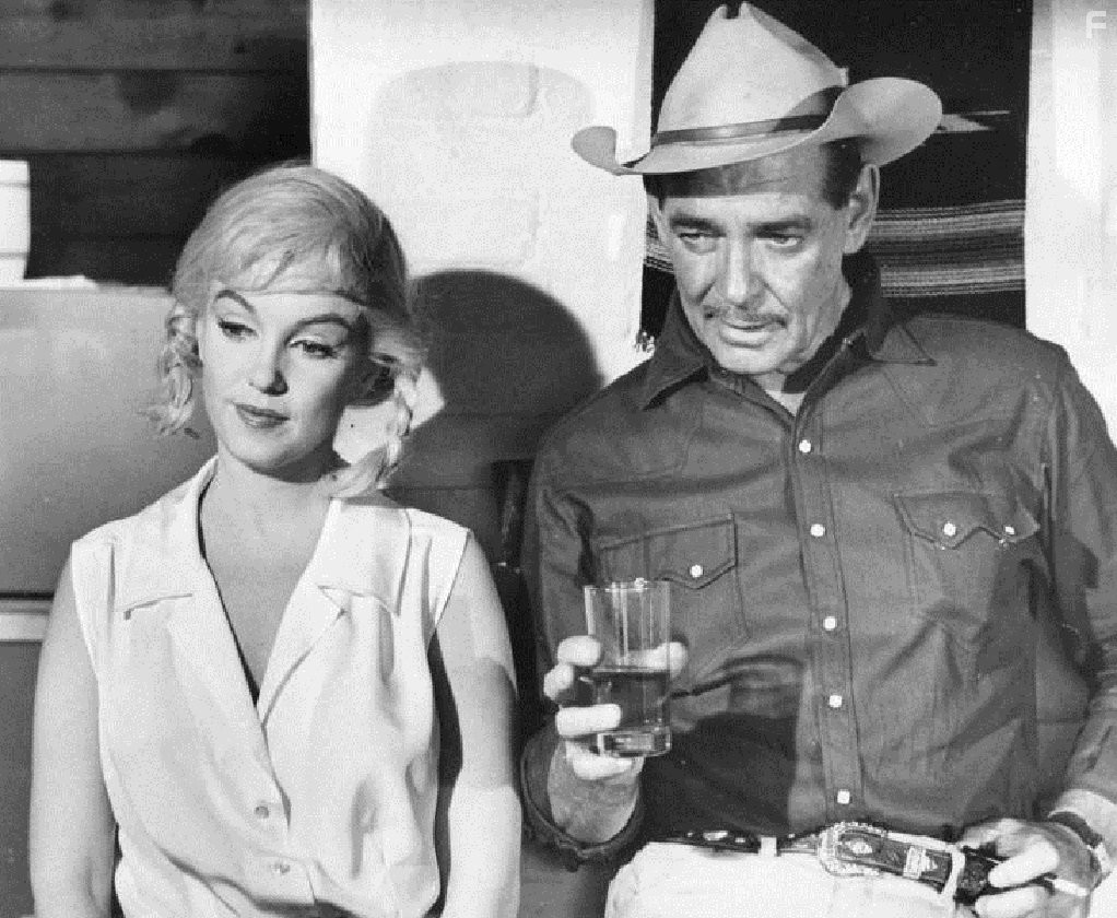Clark Gable and Marilyn Monroe in Неприкаянные (1961)