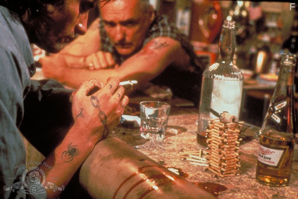 Dennis Hopper and Viggo Mortensen in Индеец-беглец (1991)