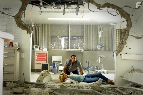 Will Smith and Charlize Theron in Хэнкок (2008)