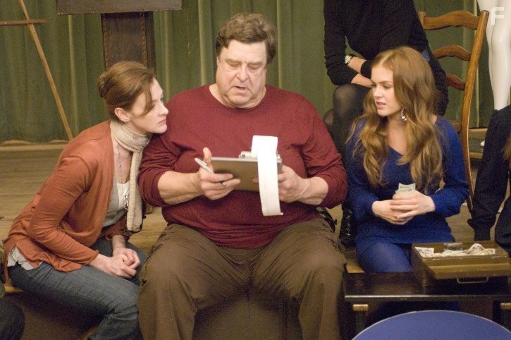 Joan Cusack, John Goodman, and Isla Fisher in Шопоголик (2009)