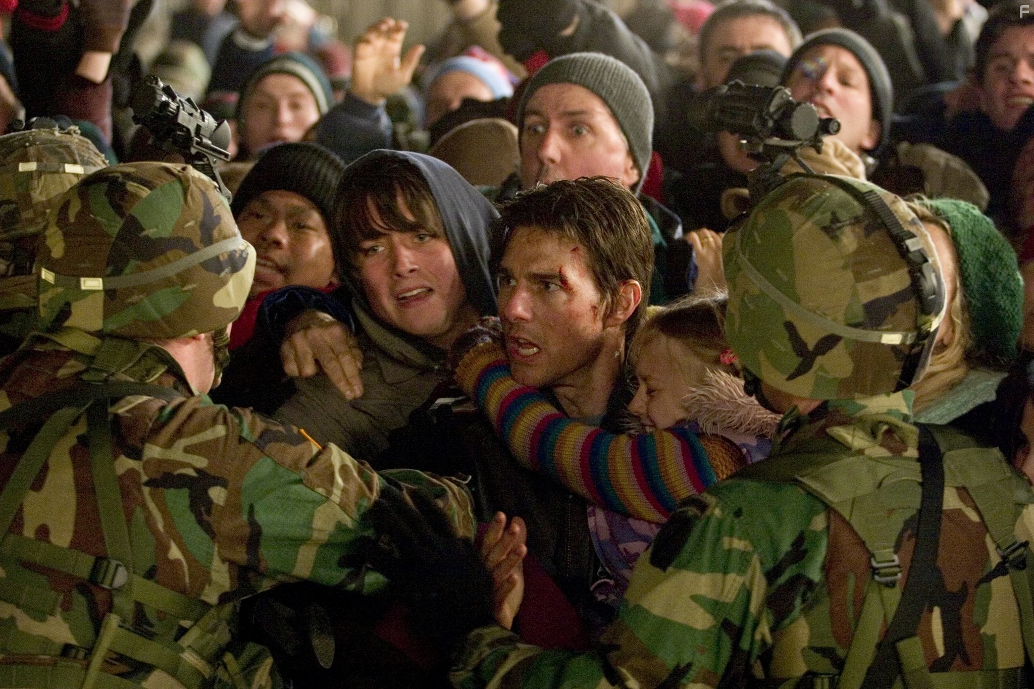 Tom Cruise and Justin Chatwin in Война миров (2005)