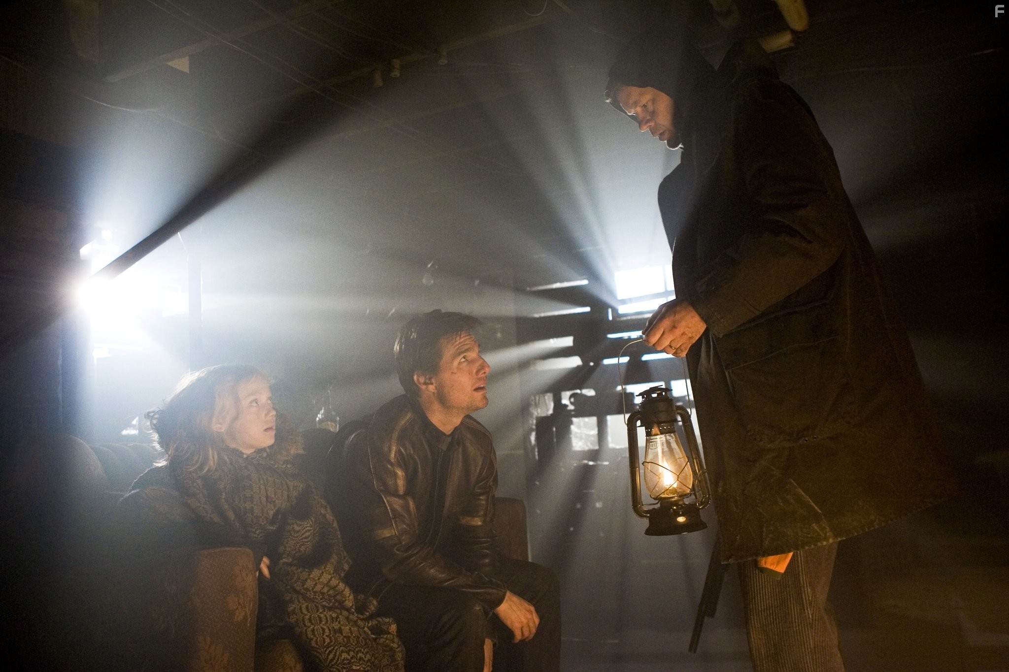 Tom Cruise, Tim Robbins, and Dakota Fanning in Война миров (2005)