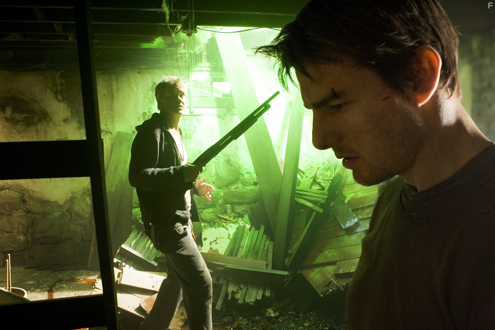 Tom Cruise and Tim Robbins in Война миров (2005)