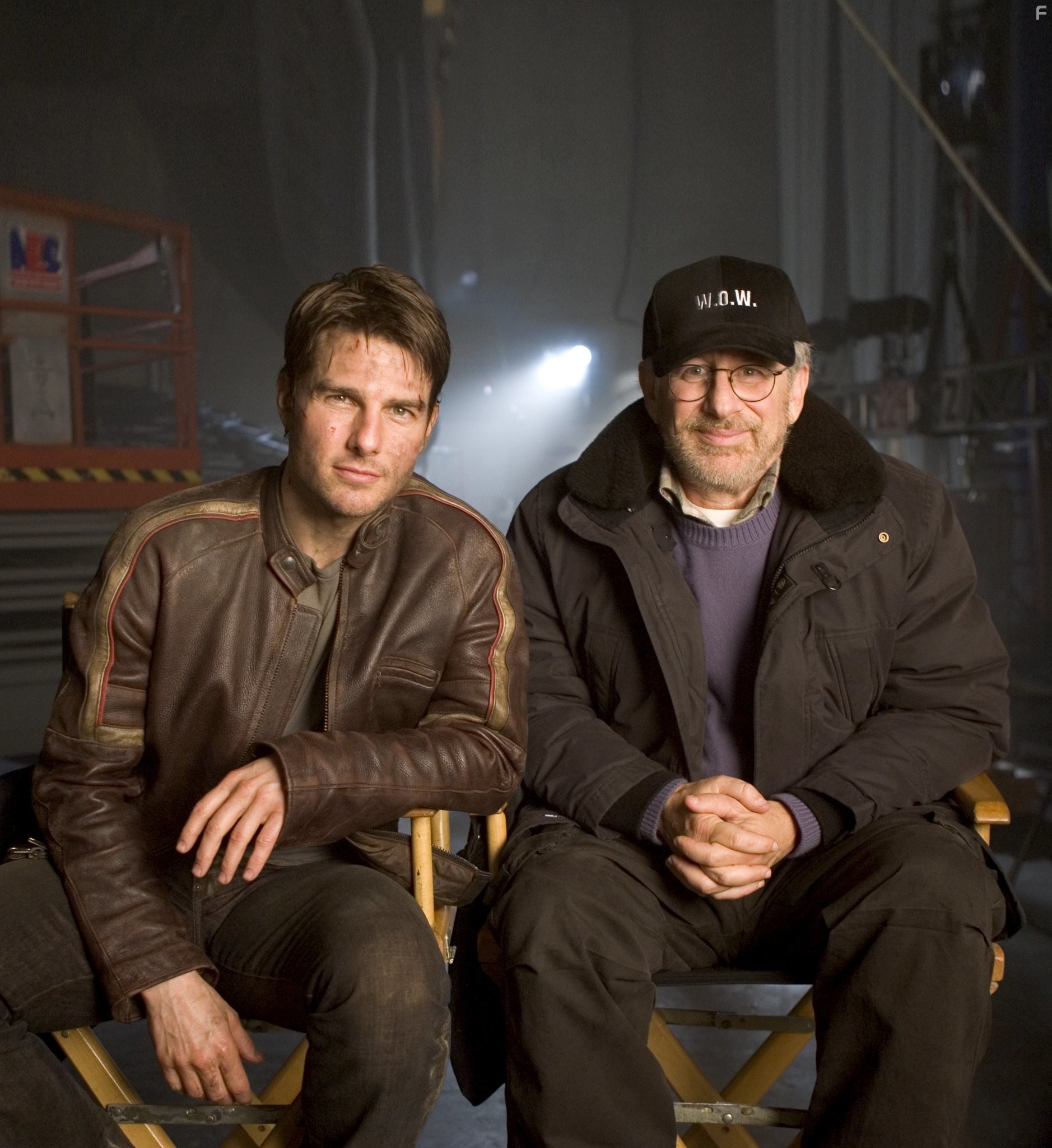 Tom Cruise and Steven Spielberg in Война миров (2005)