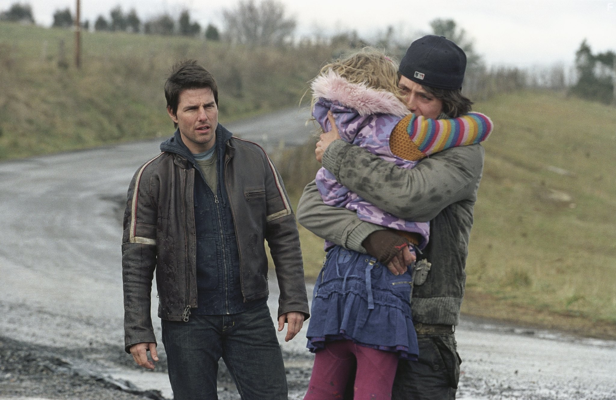 Tom Cruise, Justin Chatwin, and Dakota Fanning in Война миров (2005)