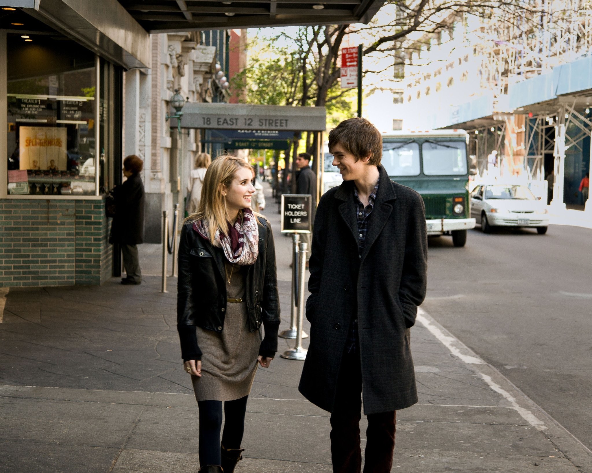 Freddie Highmore and Emma Roberts in Домашняя работа (2011)