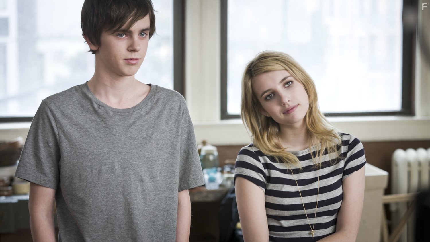 Freddie Highmore and Emma Roberts in Домашняя работа (2011)