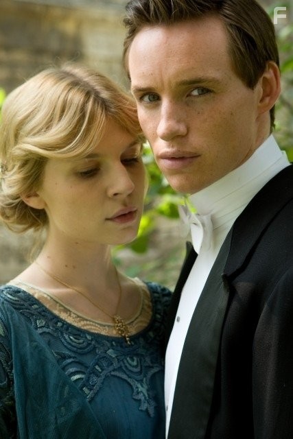Cl?mence Po?sy and Eddie Redmayne in Птичья песня (2012)