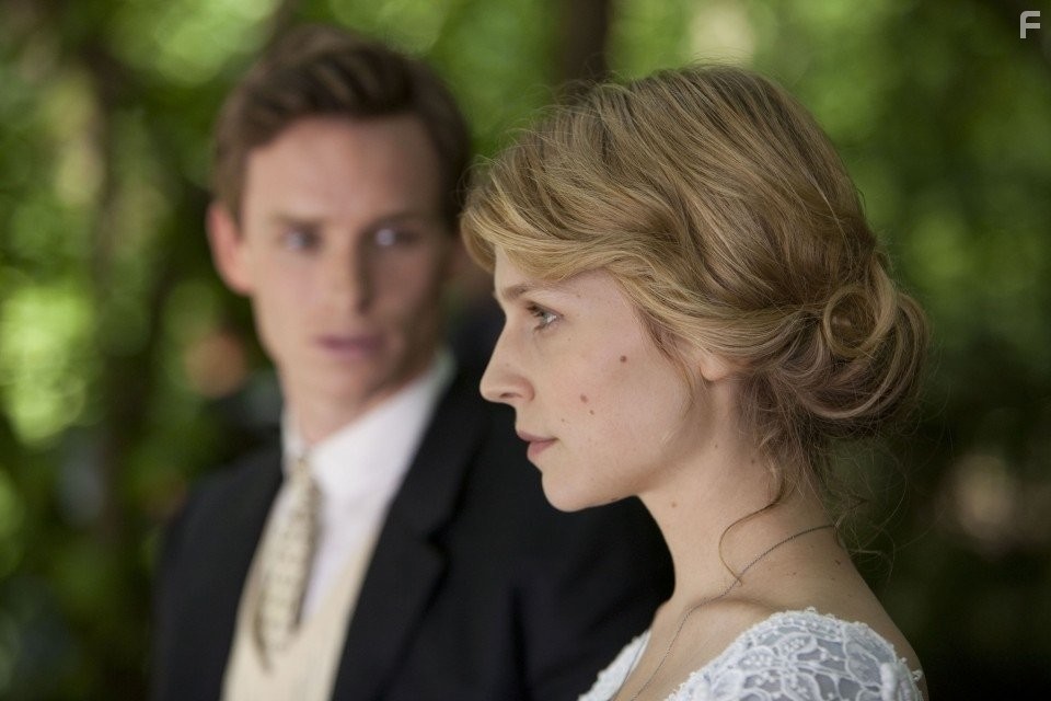 Cl?mence Po?sy and Eddie Redmayne in Птичья песня (2012)