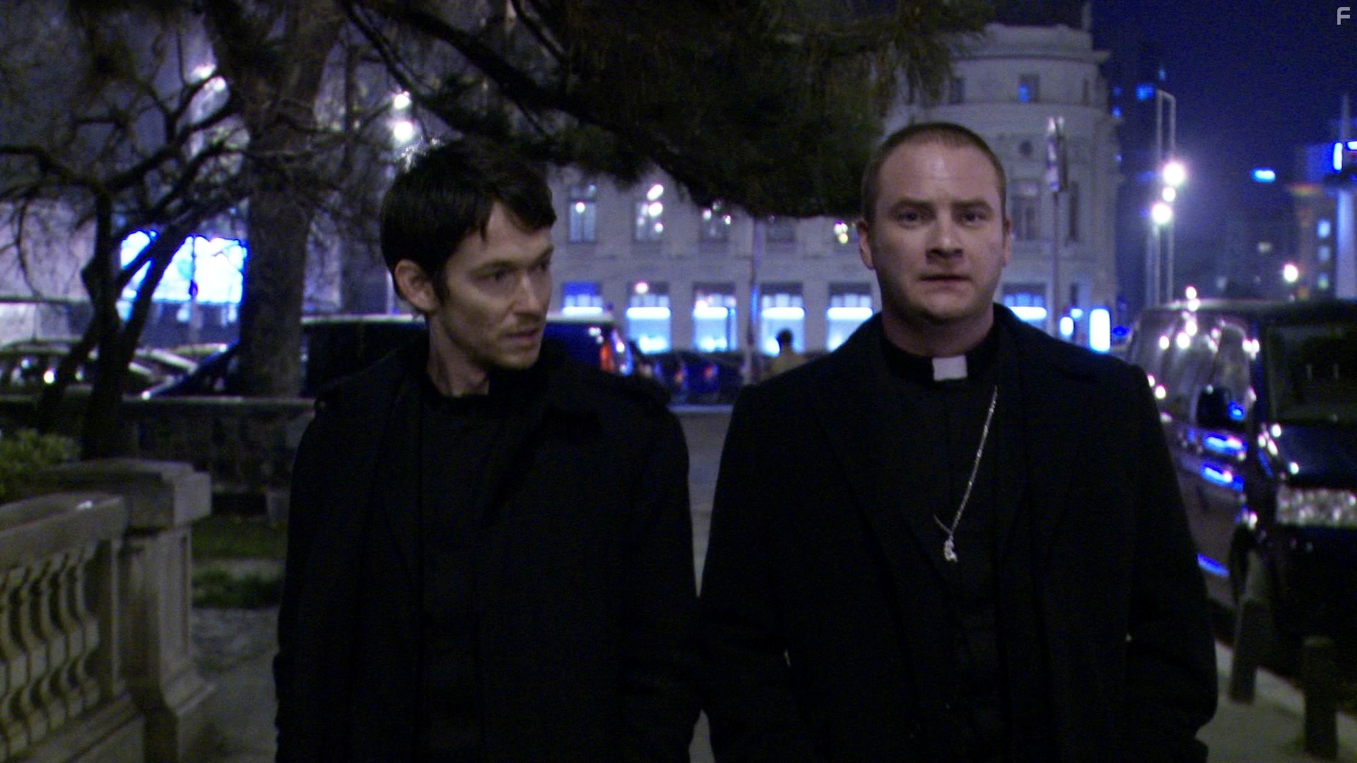 Simon Quarterman and Evan Helmuth in Одержимая (2012)