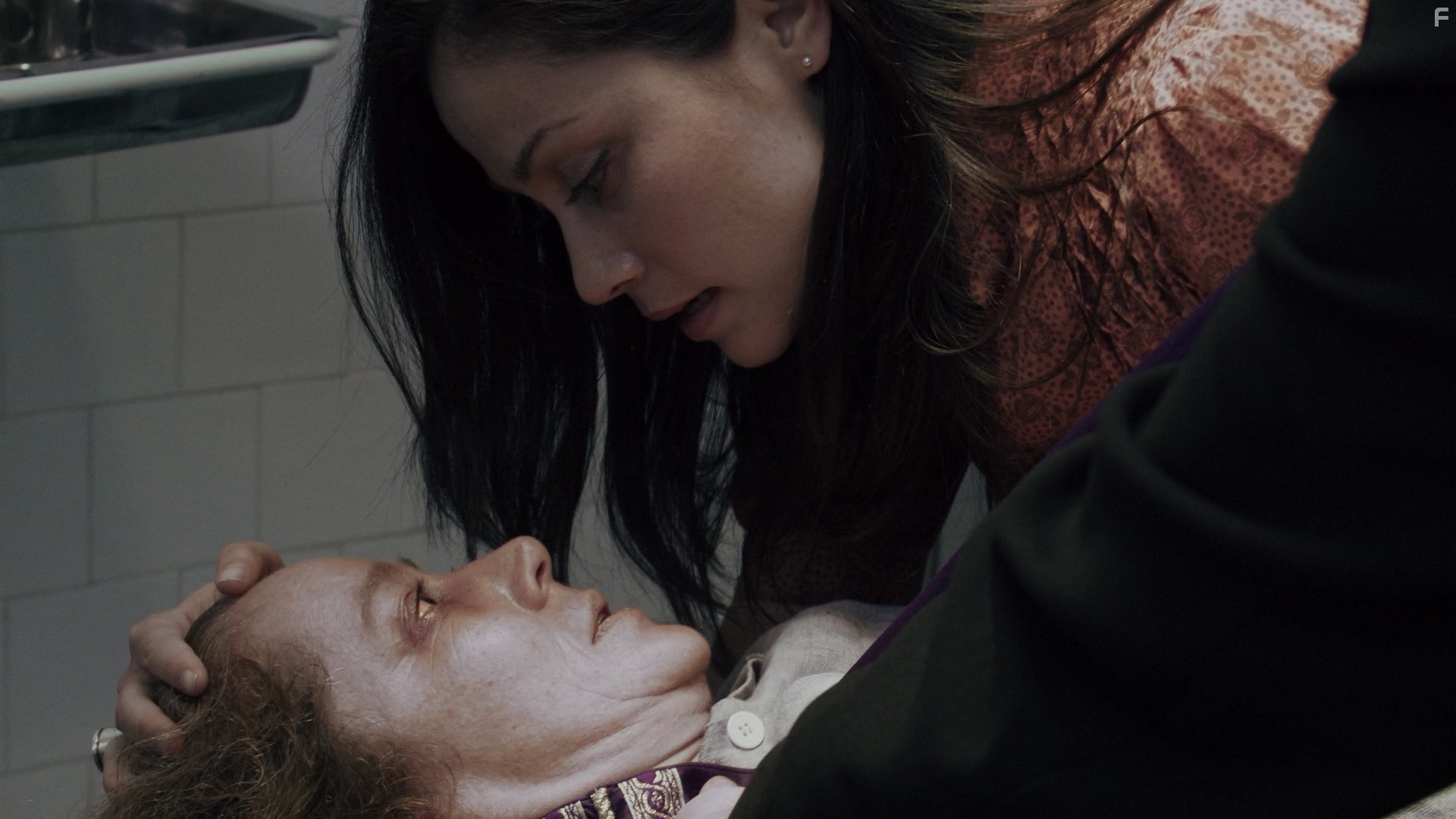 Suzan Crowley and Isabella Rossi in Одержимая (2012)