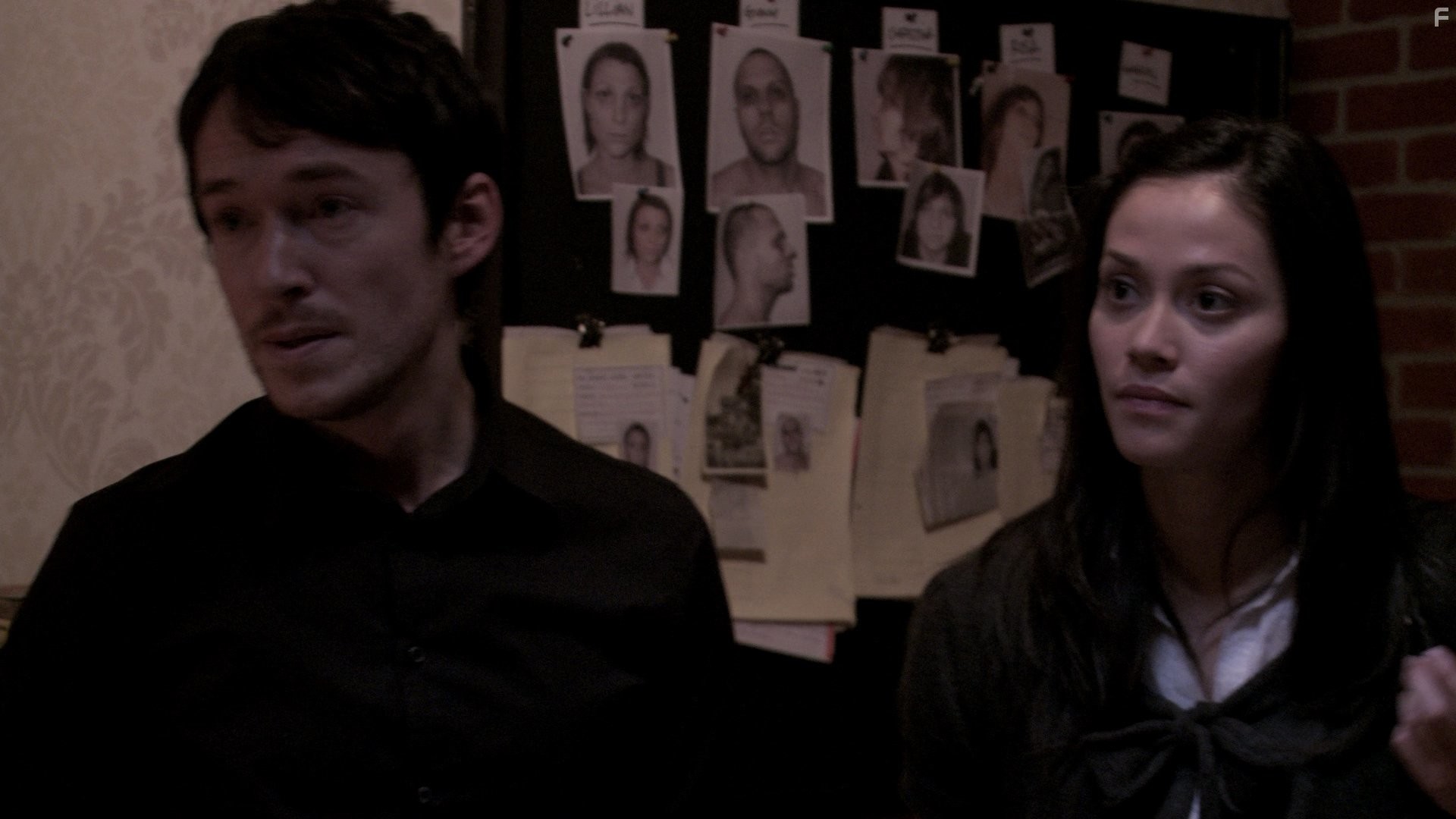 Simon Quarterman and Isabella Rossi in Одержимая (2012)