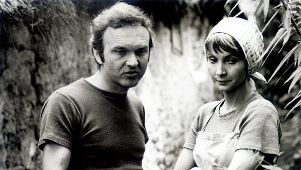 Zdenek Sver?k and Daniela Kol?rov? in Na samote u lesa (1976)