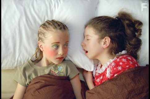 Dominique Salda?a and Michelle Sandler in Дети без присмотра (2006)