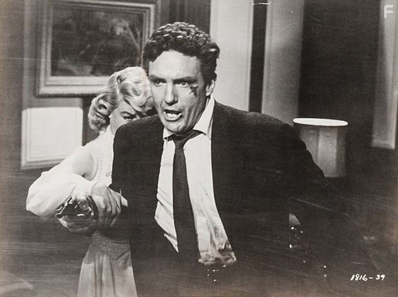 Dorothy Malone and Robert Stack in Слова, написанные на ветру (1956)