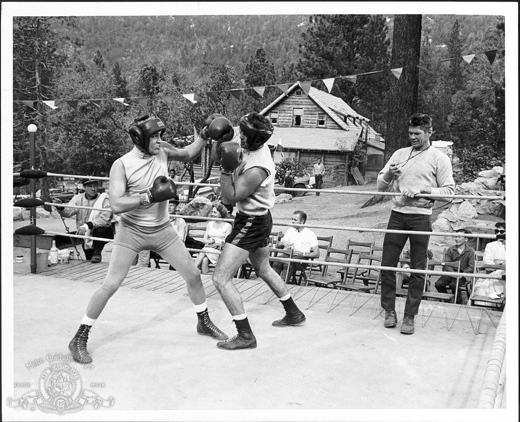 Elvis Presley and Charles Bronson in Малыш Галахад (1962)