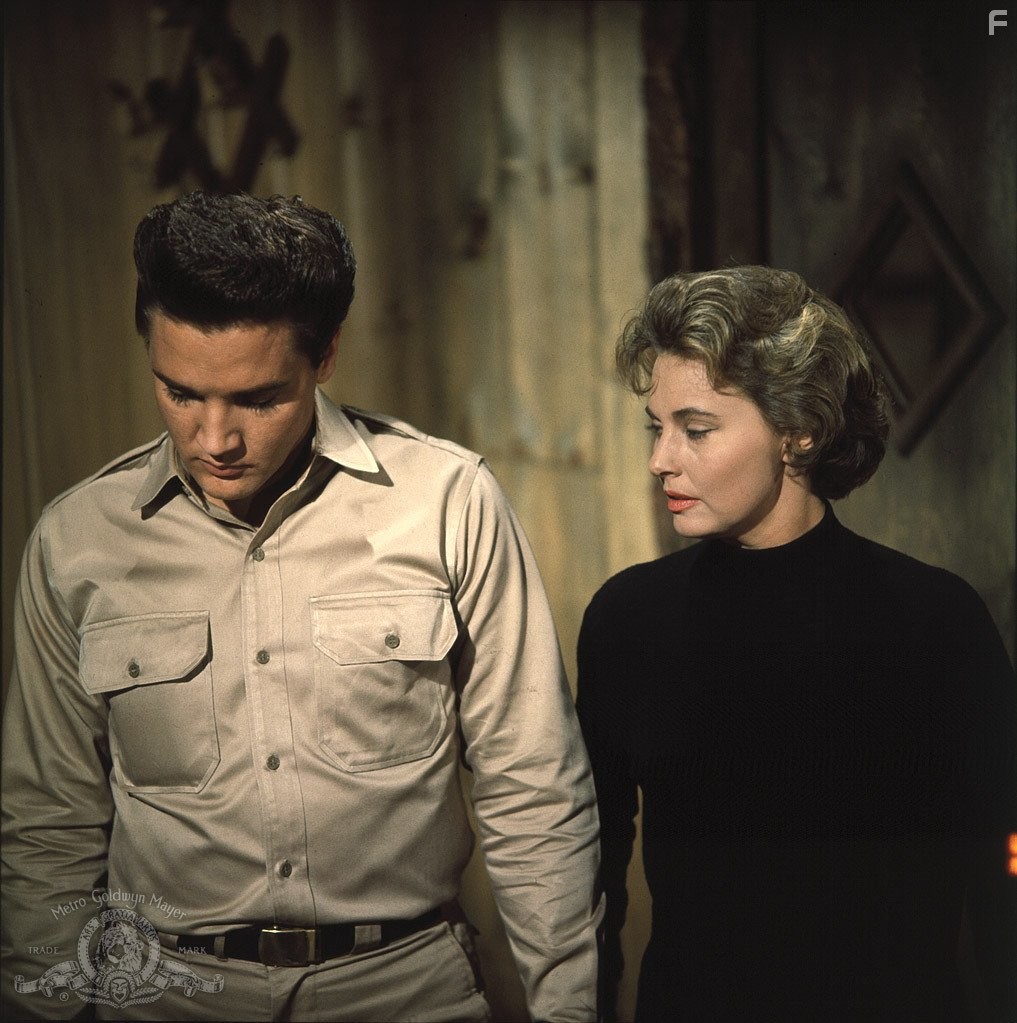 Elvis Presley and Lola Albright in Малыш Галахад (1962)