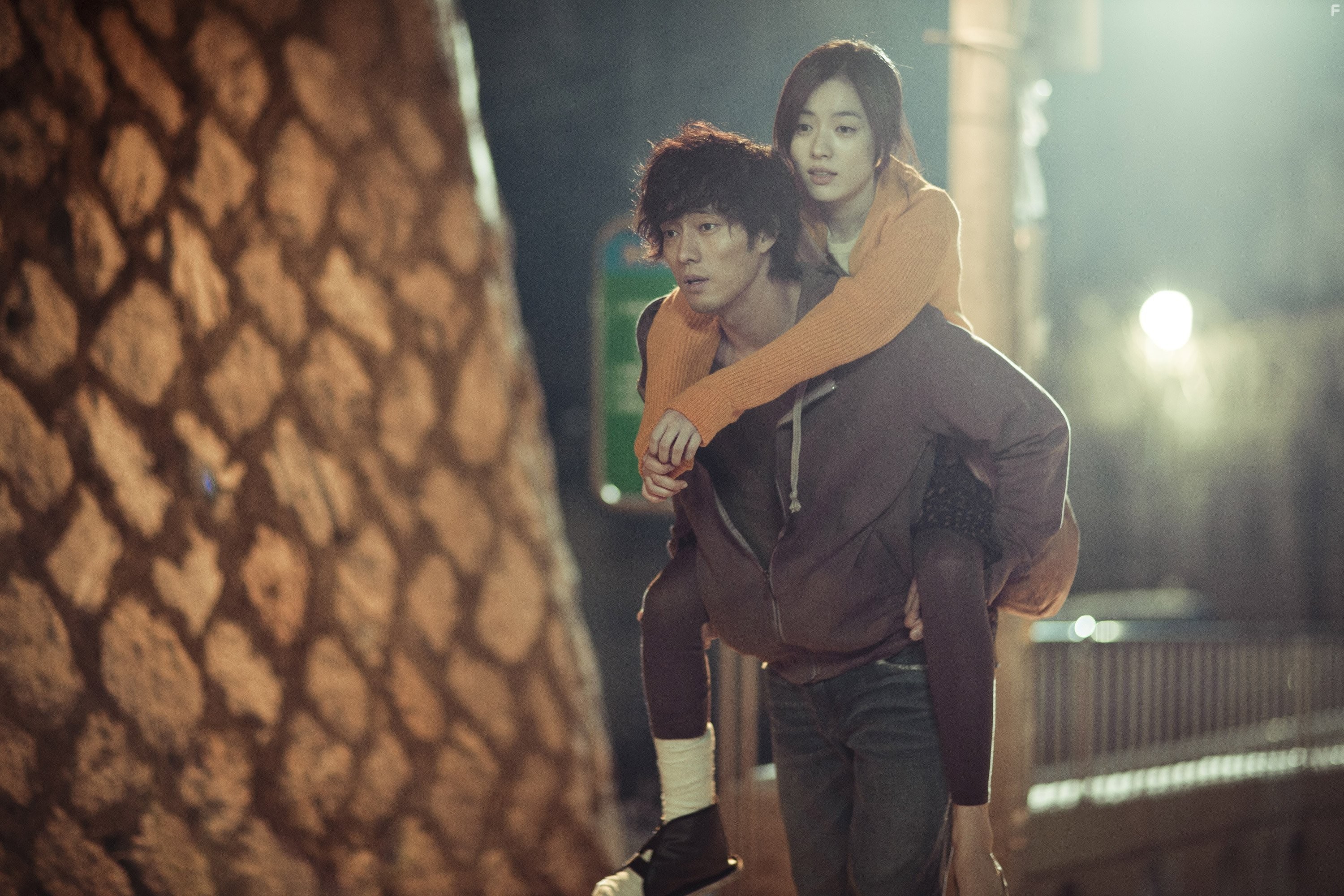 Ji-seob So and Hyo-ju Han in Всегда (2011)