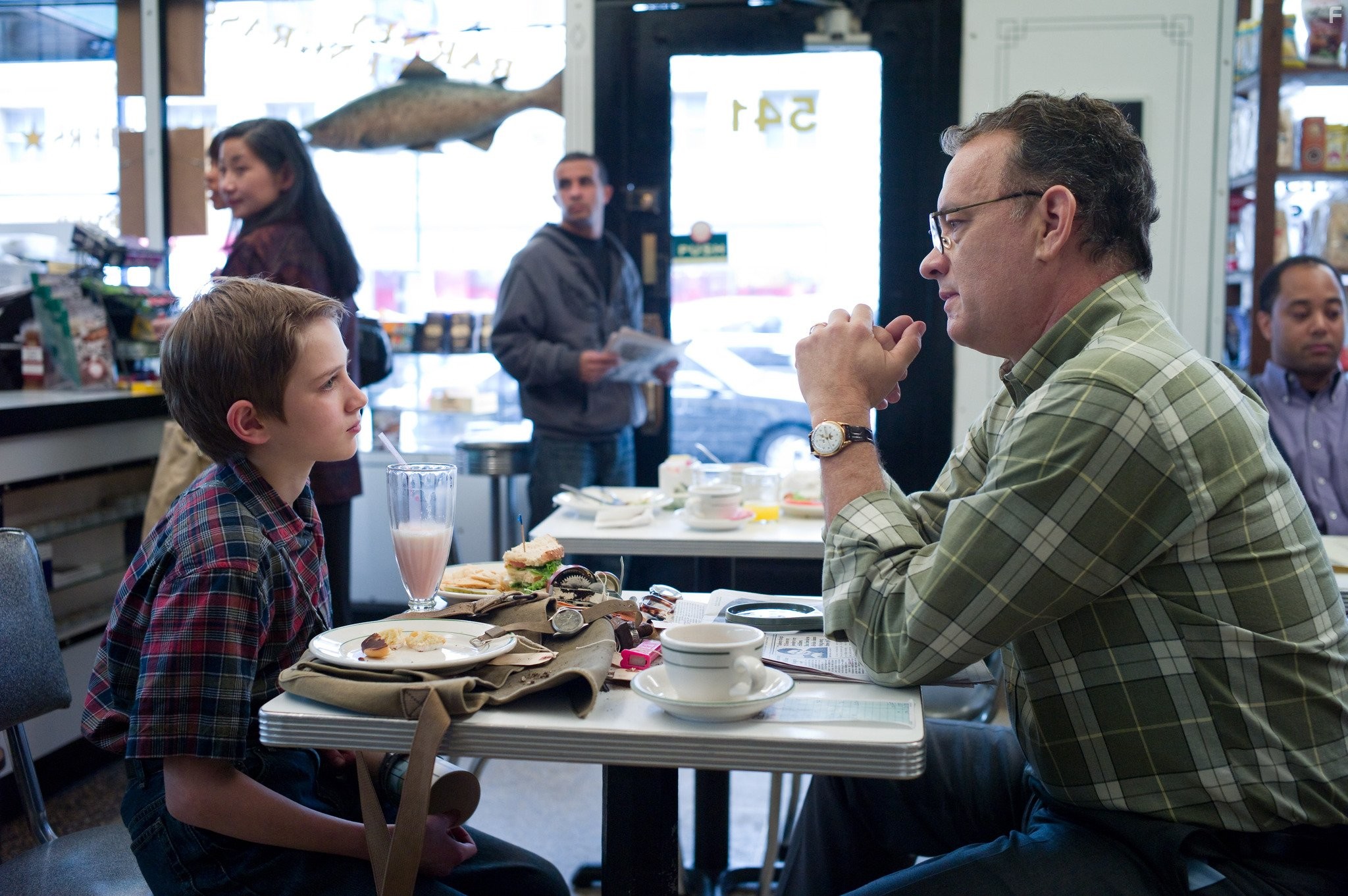Tom Hanks and Thomas Horn in Жутко громко и запредельно близко (2011)