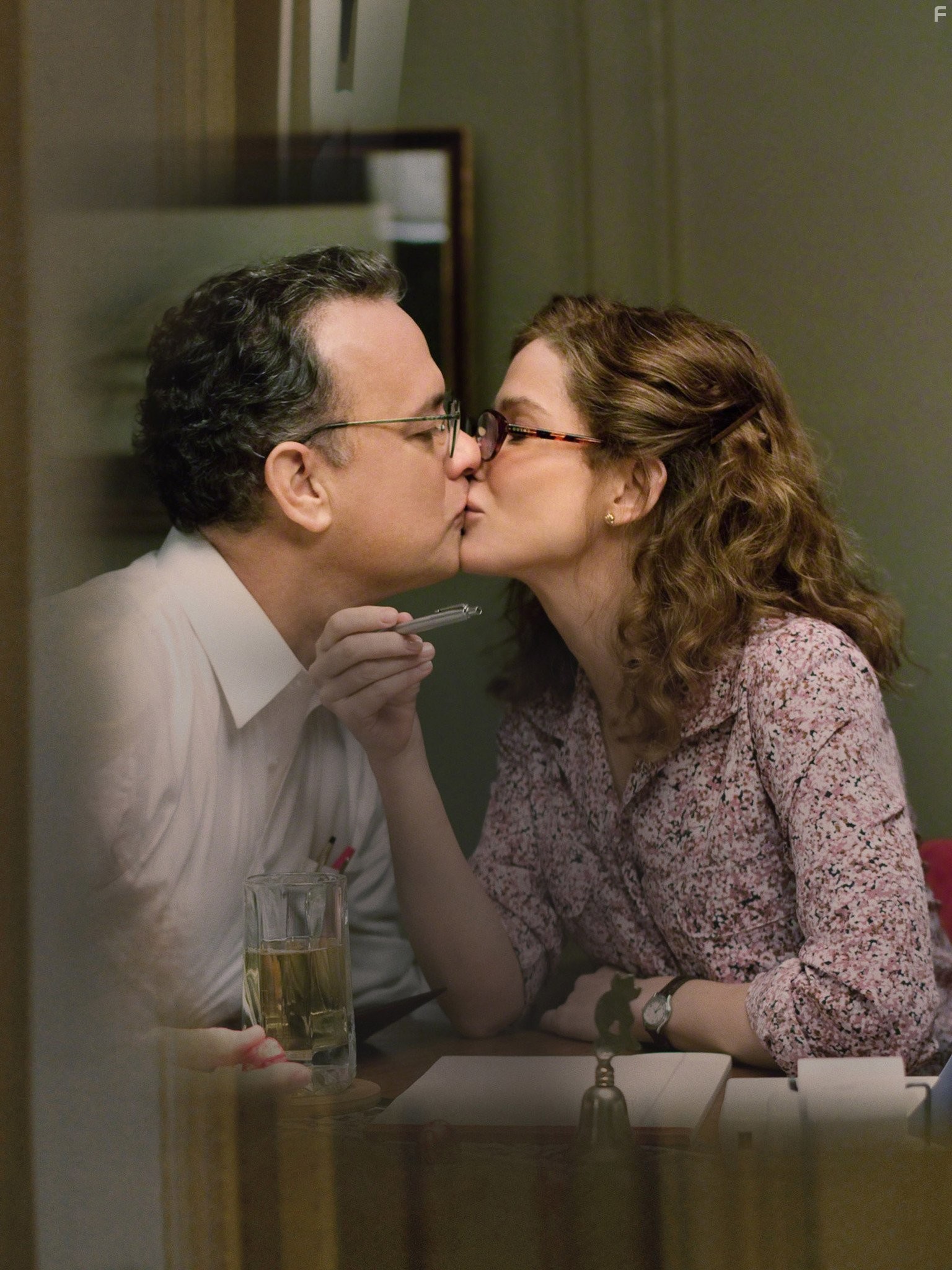 Sandra Bullock and Tom Hanks in Жутко громко и запредельно близко (2011)