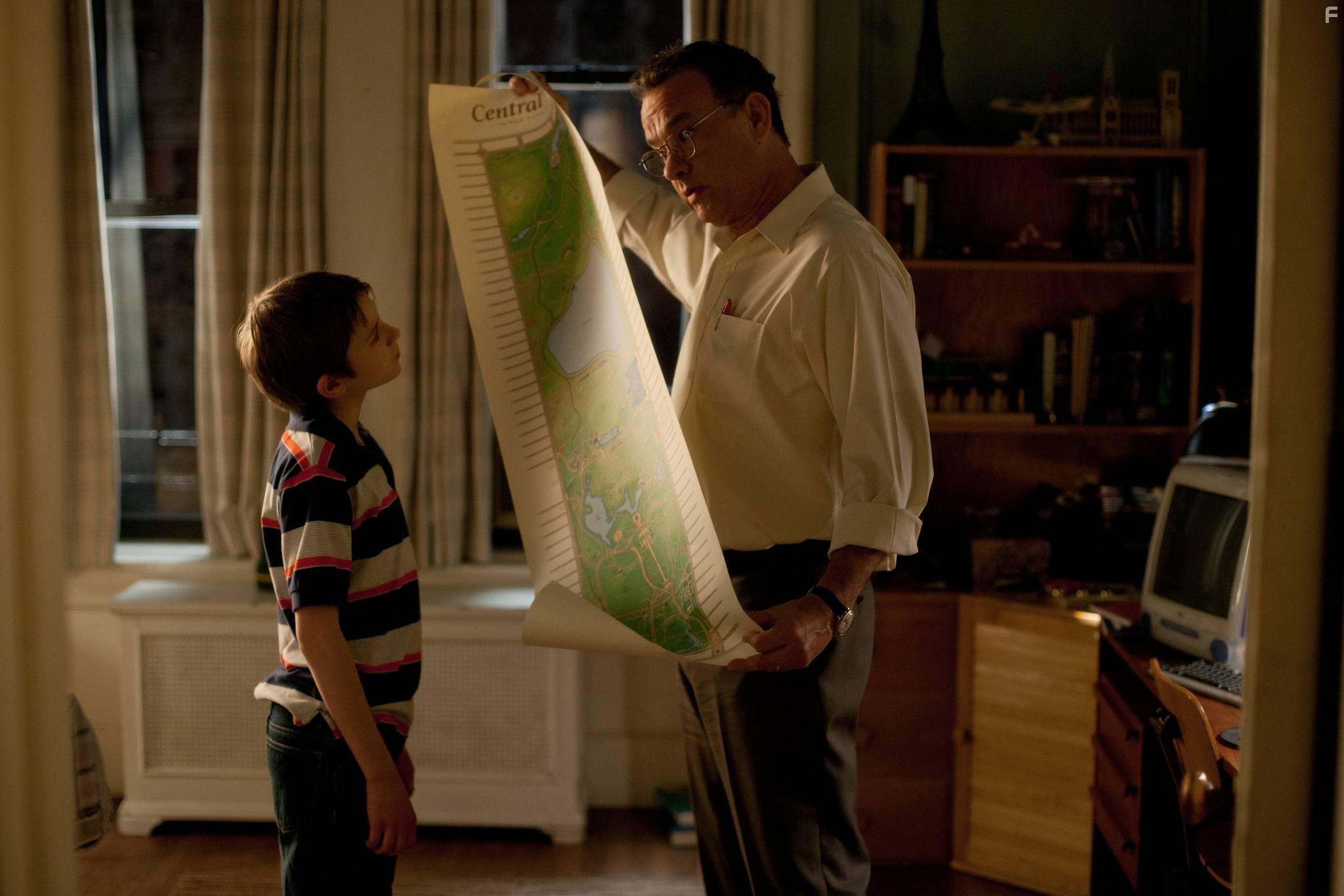 Tom Hanks and Thomas Horn in Жутко громко и запредельно близко (2011)