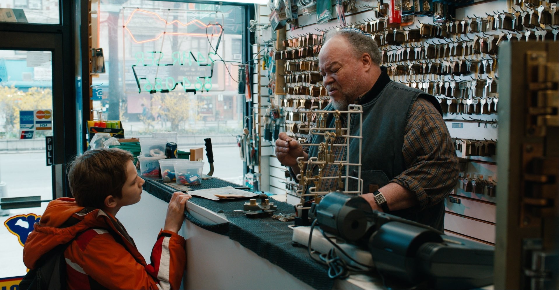 Stephen McKinley and Thomas Horn in Жутко громко и запредельно близко (2011)