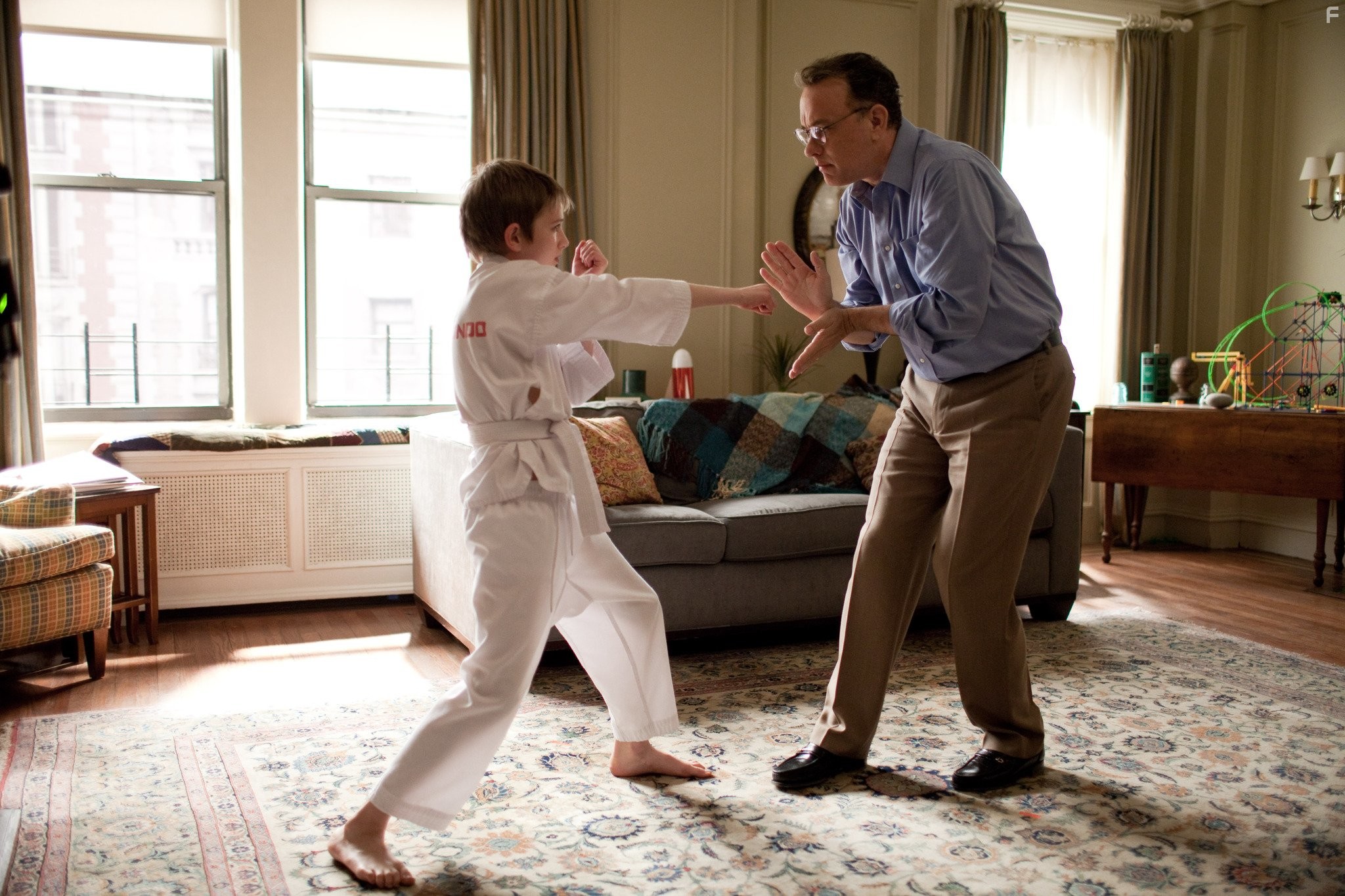Tom Hanks and Thomas Horn in Жутко громко и запредельно близко (2011)
