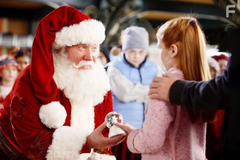 Tim Allen, Spencer Breslin, and Liliana Mumy in Санта Клаус 3: Хозяин полюса (2006)