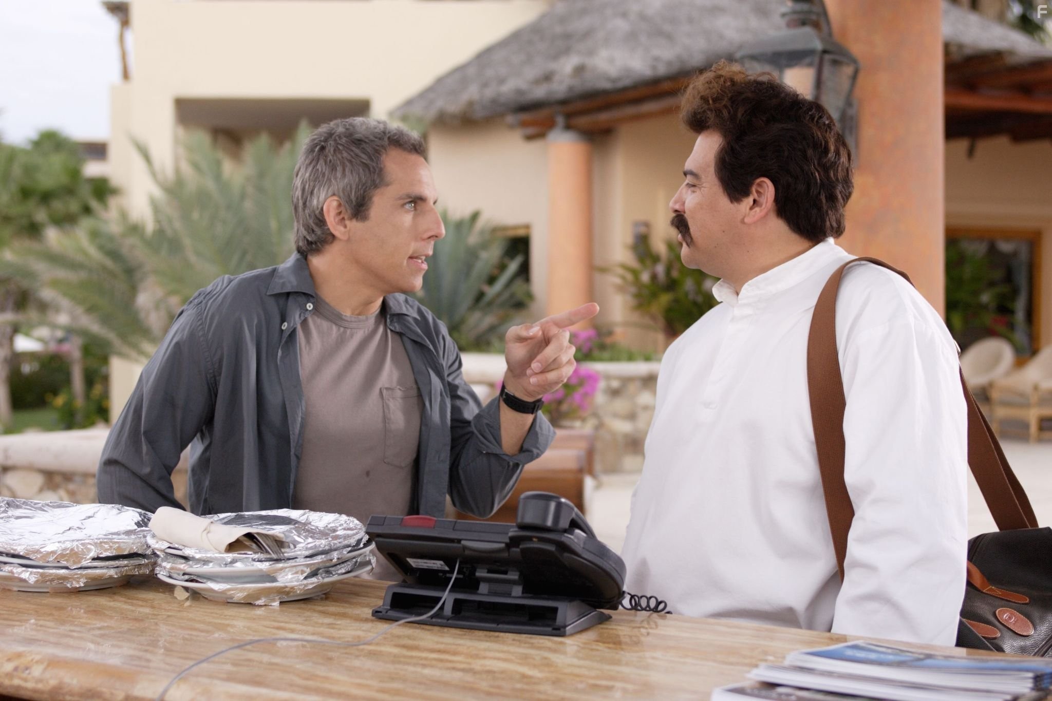 Ben Stiller and Carlos Mencia in Девушка моих кошмаров (2007)