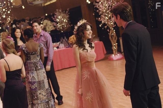 Sarah Hyland and Matt Prokop in Прекрасный 'принц' (2011)