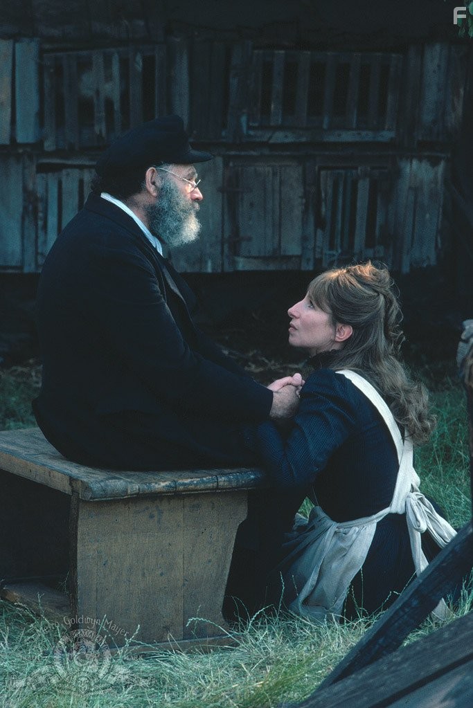 Barbra Streisand and Nehemiah Persoff in Йентл (1983)