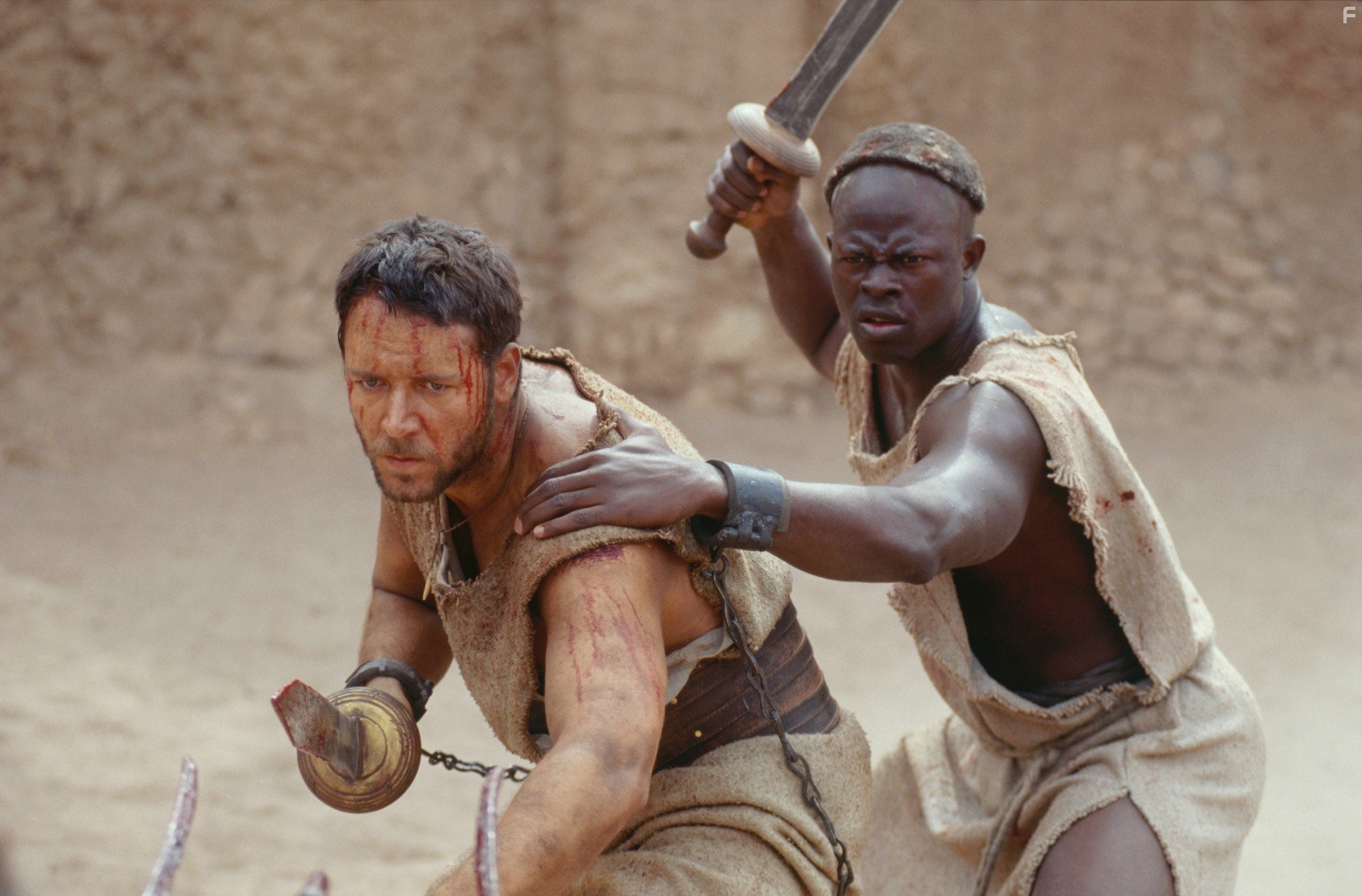 Russell Crowe and Djimon Hounsou in Гладиатор (2000)