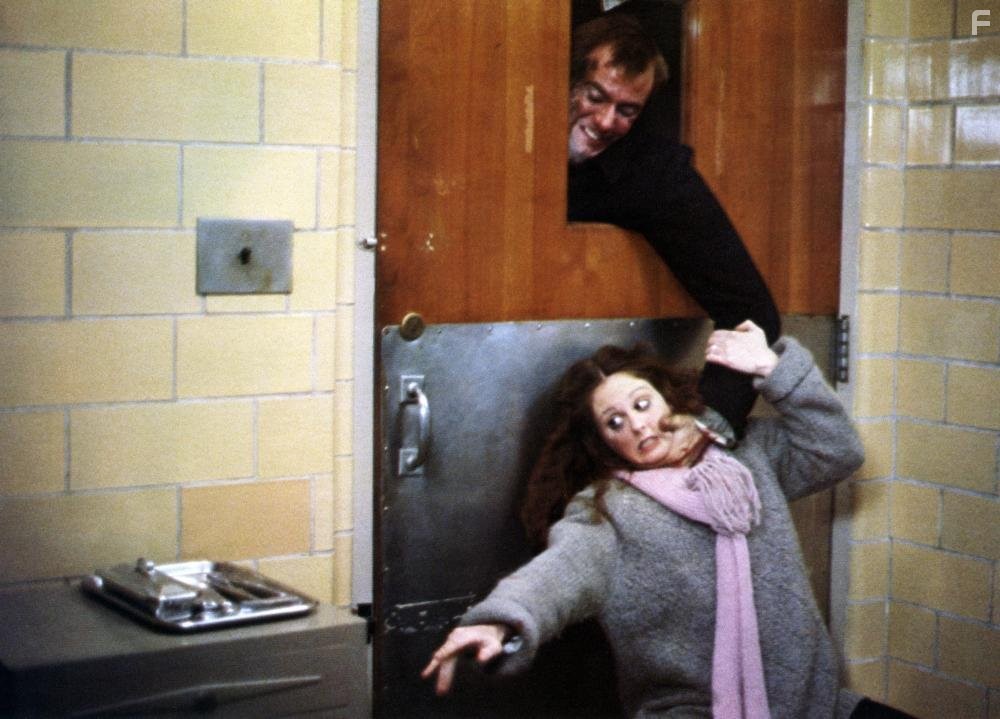 Caitlin O'Heaney and Tom Rolfing in Он знает, что вы одни (1980)
