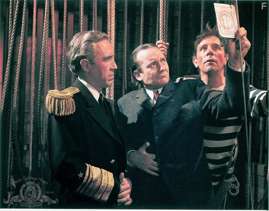 Denholm Elliott, Jason Robards, and Norman Wisdom in Ночь, когда наехали на заведение Мински (1968)