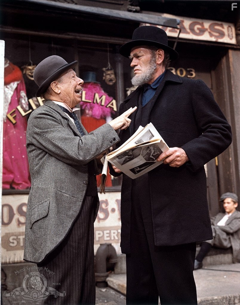 Harry Andrews and Bert Lahr in Ночь, когда наехали на заведение Мински (1968)