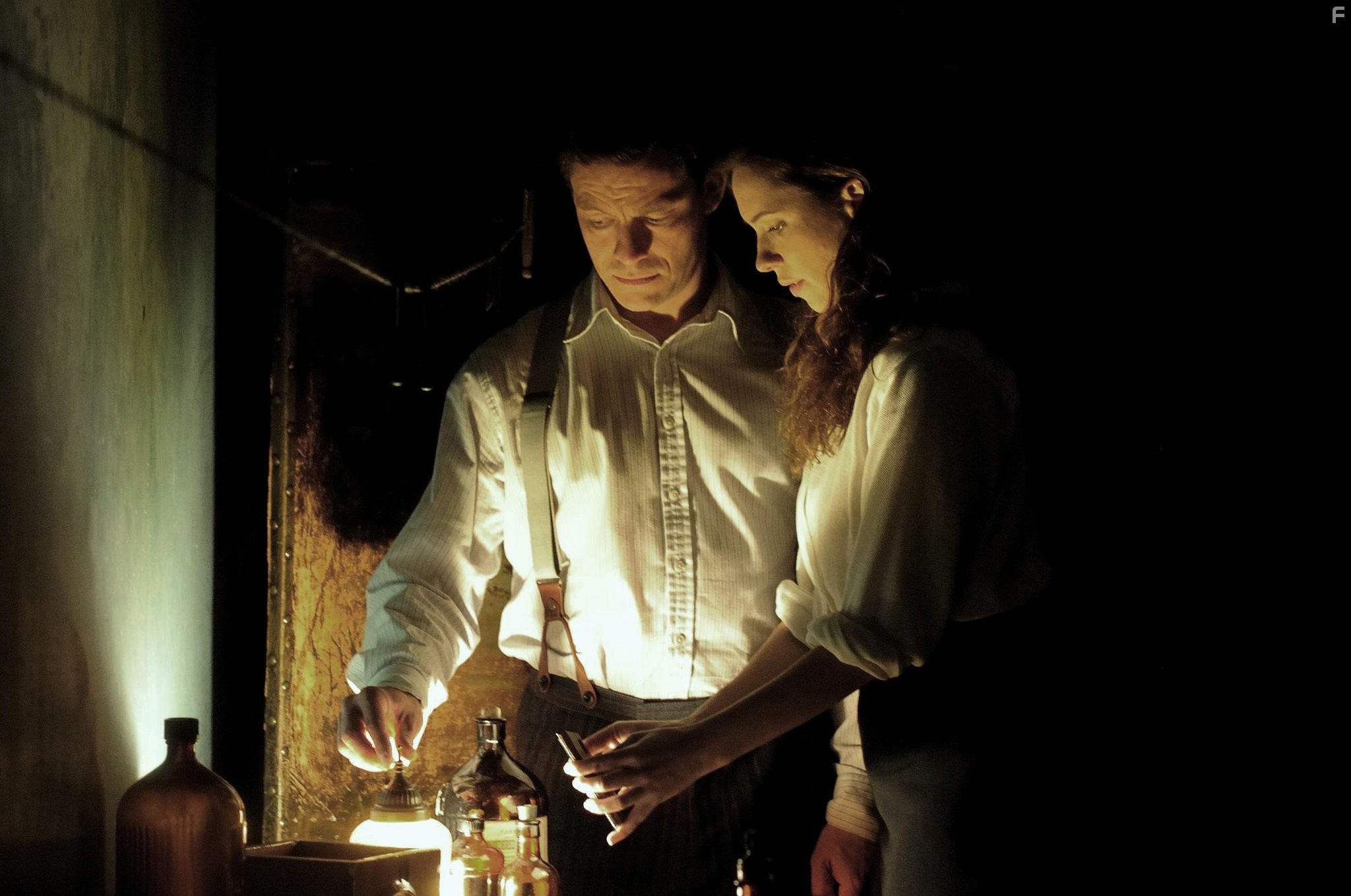 Rebecca Hall and Dominic West in Экстрасенс (2011)