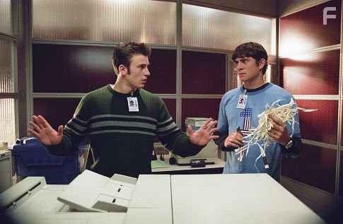 Chris Evans and Bryan Greenberg in Bыcший балл (2004)