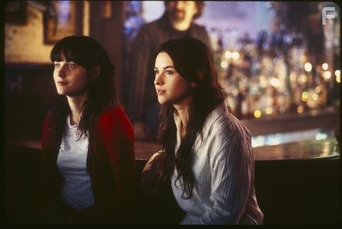 Zooey Deschanel and Amelia Warner in Проживая зиму (2005)