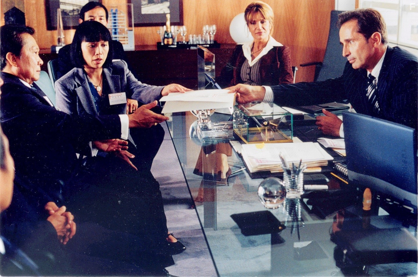 Cl?mentine C?lari?, Roger To Thanh Hien, Thierry Lhermitte, and Esp?rance Pham Thai Lan in Mauvais esprit (2003)
