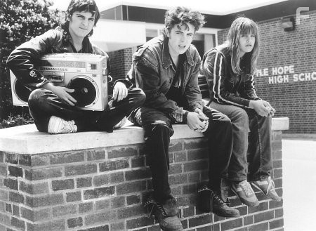 Casey Affleck, Joaquin Phoenix, and Alison Folland in Умереть во имя (1995)