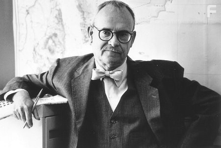 Buck Henry in Умереть во имя (1995)