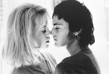 Suzanne seduces Jimmy into helping her with  her twisted plot to become a famoues TV personality.