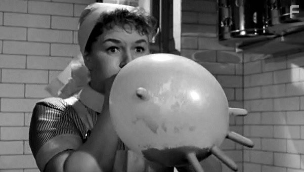 Joan Sims in Так держать... Медсестра (1959)