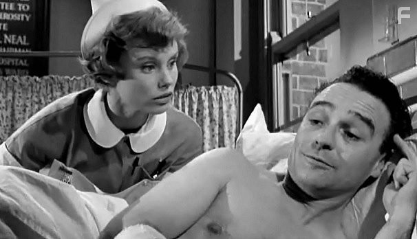 Kenneth Connor and Susan Stephen in Так держать... Медсестра (1959)