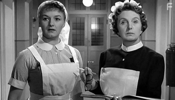 Joan Hickson and Joan Sims in Так держать... Медсестра (1959)