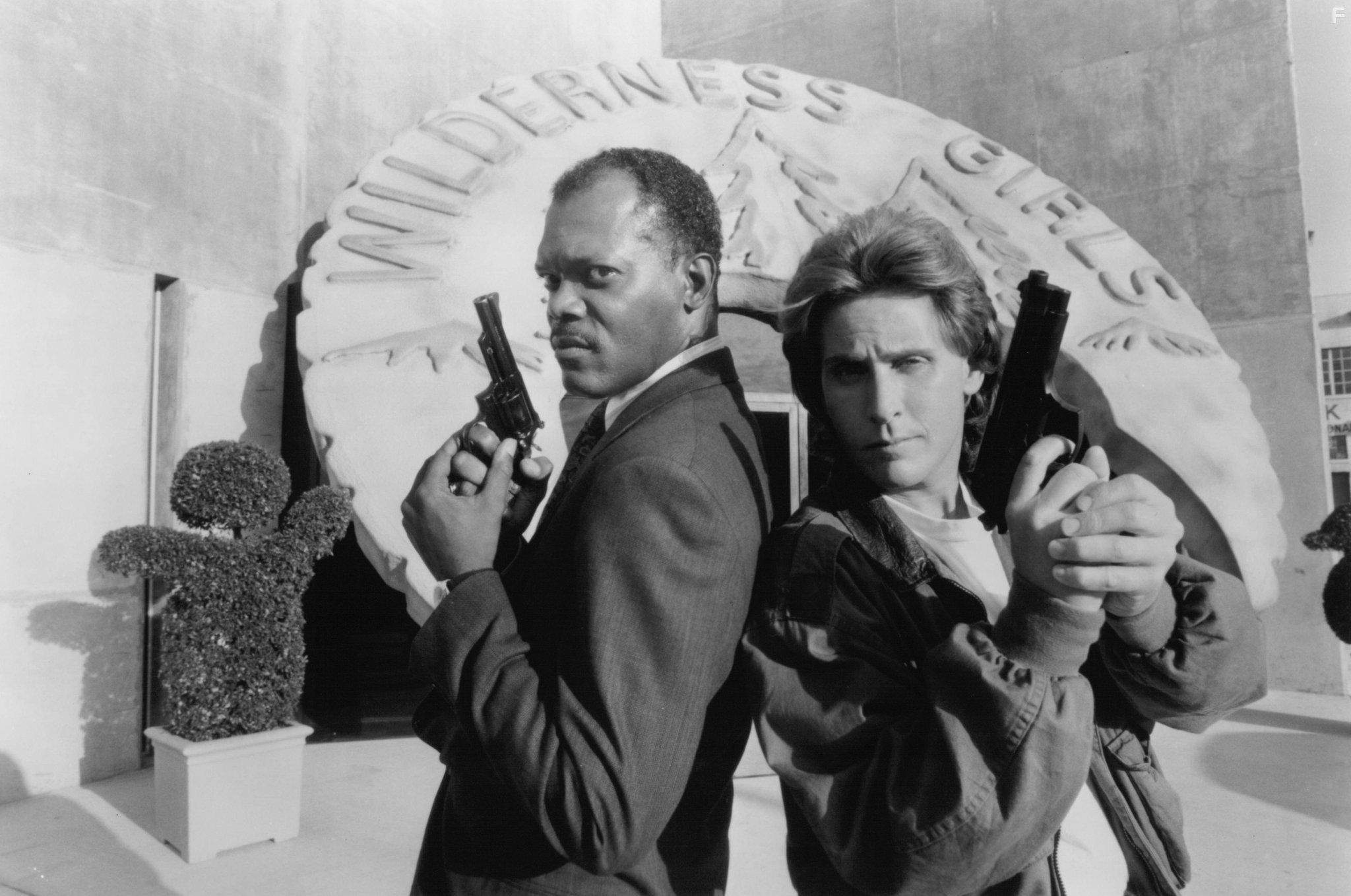 Samuel L. Jackson and Emilio Estevez in Заряженное оружие 1 (1993)