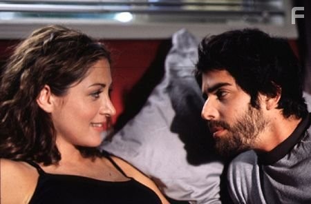 Adam Goldberg and Sasha Alexander in Парень хоть куда (2001)