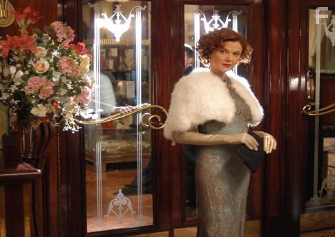 Annette Bening in Театр (2004)